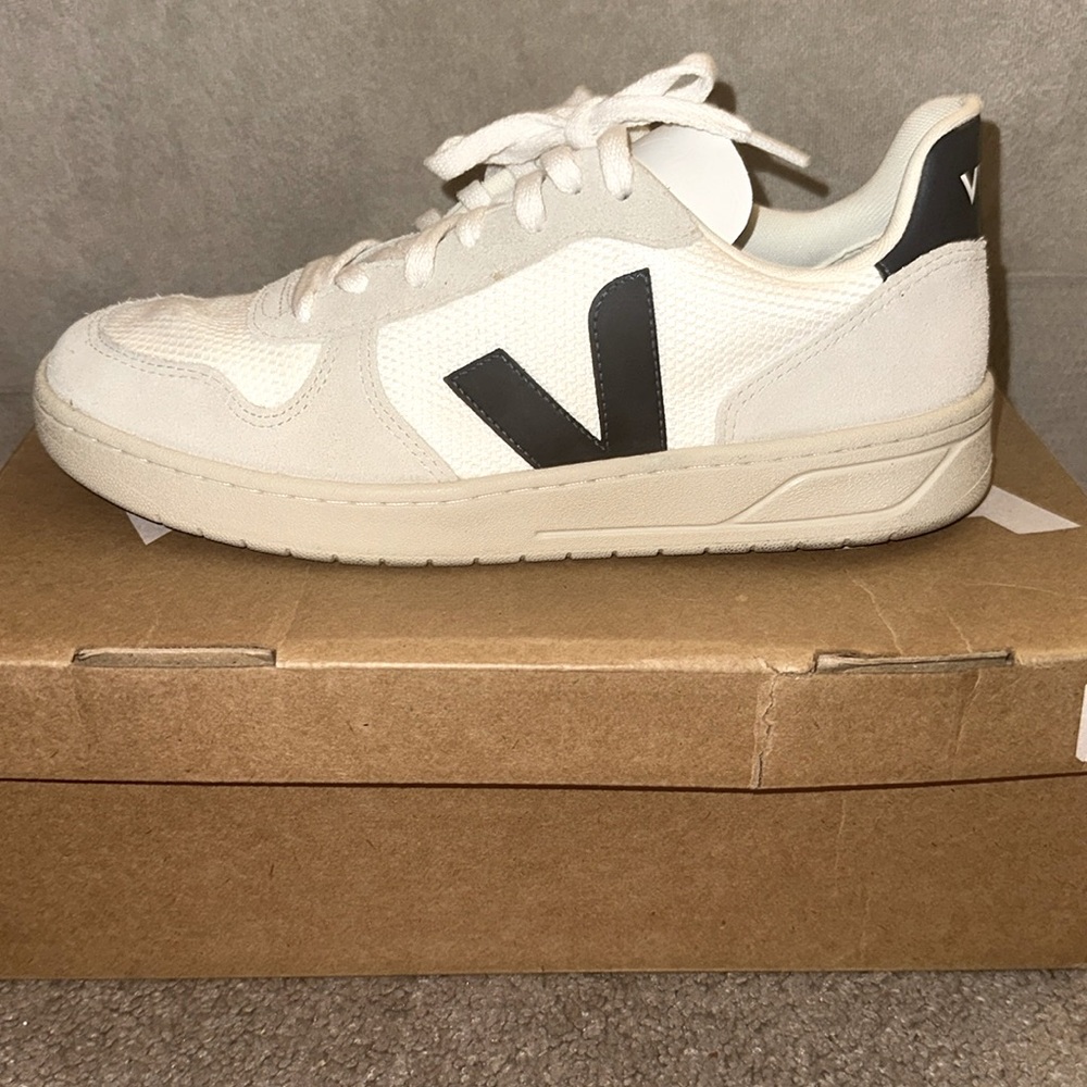 VEJA V-10 men’s